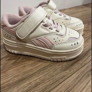 Size 7 toddler Reebok tennis shoe